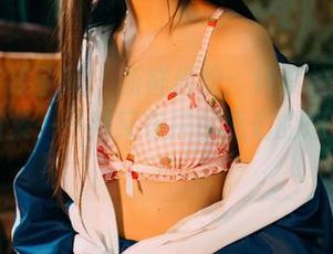 GIRLT果团网 – 新鲜出炉：钟紫怡的“姐姐”图集——她又在挑战我们的想象力了！