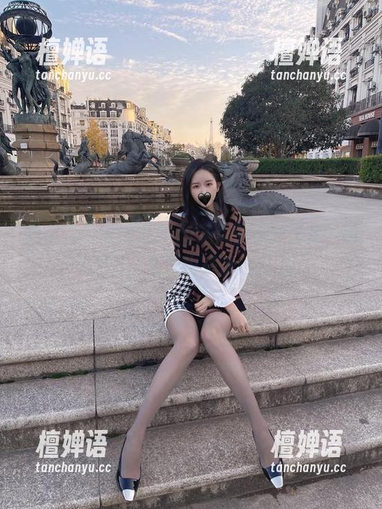 微密圈 - 继续逛July芝岚的黑丝玉足，瞧这图片，资源也来凑热闹了！