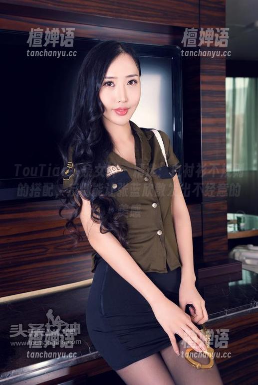 TouTiao头条女神 - 精选：白衬衫不规则的搭配，反倒能让张蓝欣散发出不经意的美感