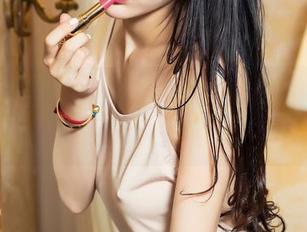 TouTiao头条女神 – 李丽莎的私拍，究竟是美腿还是美“呃”？