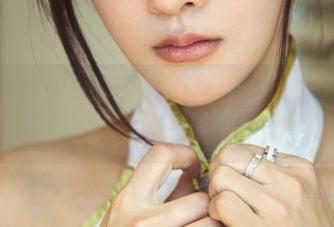 TuiGirl推女郎 – 油亮所以优秀，王依萌竟然在在线写真中玩得如此“高调”。