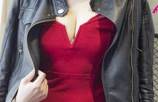 UGirls尤果网 – 翻看孟思雨的美脚图册，好像一直在寻找什么。