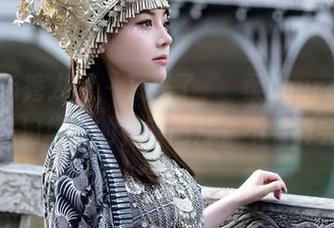 Xiuren秀人网 – 又来了，媃柔rourou又更新了一组华丽的礼服图片，不看真会后悔