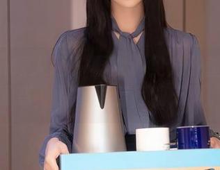 Xiuren秀人网 – 再次遇见方子萱的制服诱惑，原图里别有洞天啊。
