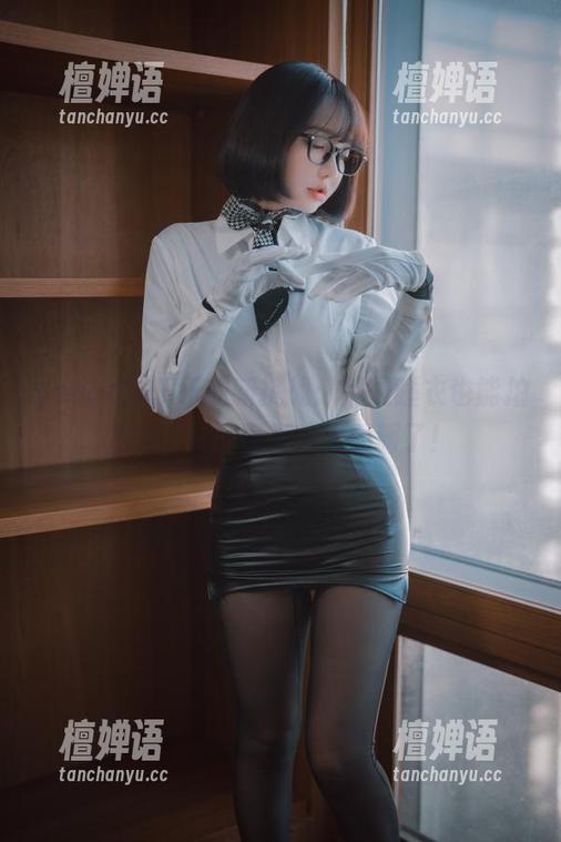 yeeun孙乐乐的新挑战：就是睡衣也能拍出精彩cos写真，太佩服了！