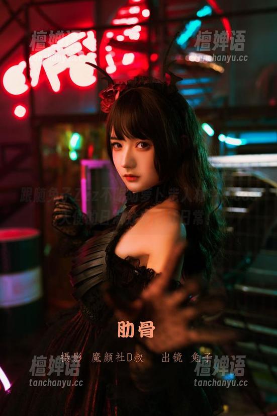 跟随兔子Zzz不吃胡萝卜走入林中，cos天使的日常分享网红日常！