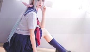 兔玩映画的私拍再次打动我，这组百合的图片却让我充满了疑问。