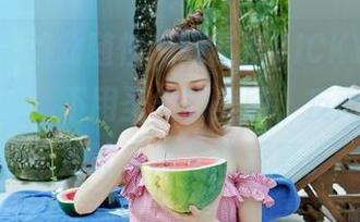嗲囡囡 – 如此随性，陈雅漫VICKY的“秘书”形象，不用圣光的美图，反而更真实，更让人想猛戳屏幕。