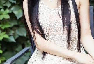 头条女神 – 艾小青，妆容和蕾丝组合得不错，但这福利我不太敢直面哦，太微妙了吧？