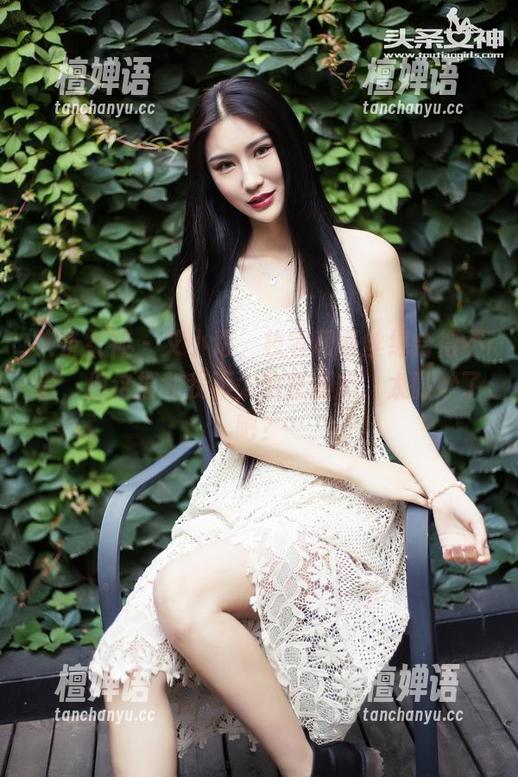 头条女神 - 艾小青，妆容和蕾丝组合得不错，但这福利我不太敢直面哦，太微妙了吧？