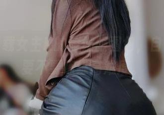 立刻下载女主K的瑜伽服图包，自己犹豫要不要练练高难度。