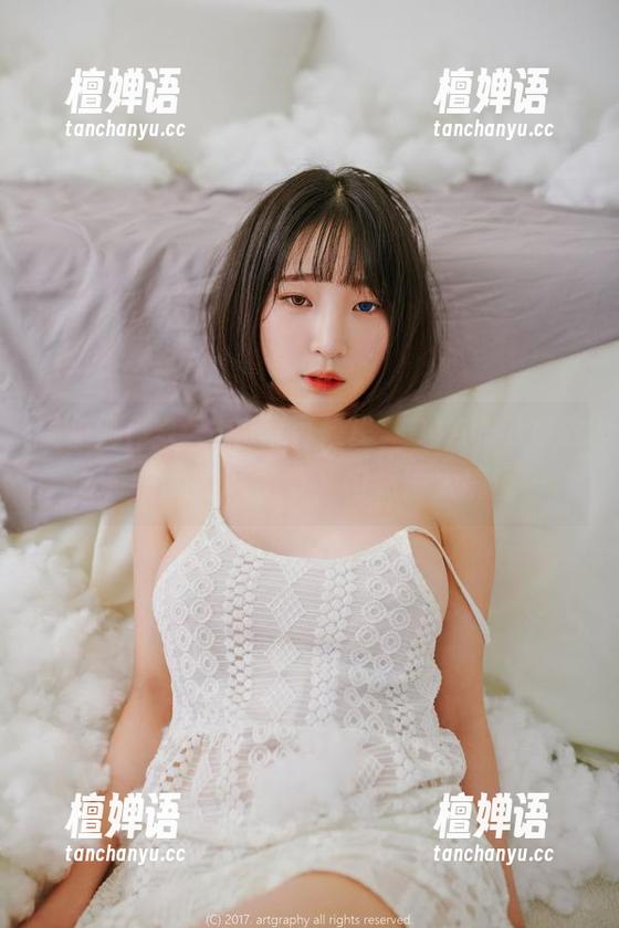 姜仁卿(강인경)的写真集里，DJAWA救救我，情绪感好神奇，但我没太搞懂…