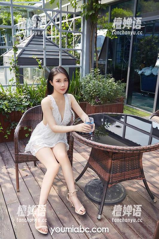 尤蜜荟 - 高清显现：这个作品里，合法萝莉的眼镜有种“看见灵魂”的魔力。