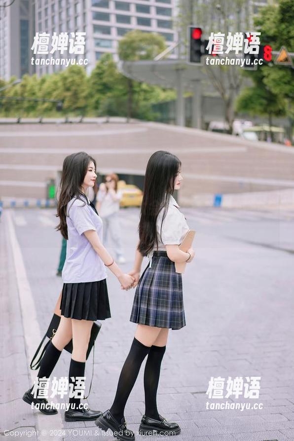 尤蜜荟 - 摄影师也太会玩了吧？是小逗逗的裤里丝让我瞄了几眼。