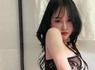 微密圈 – 张鑫baby的写真：网袜搭配，难道这就是所谓的性感课本？
