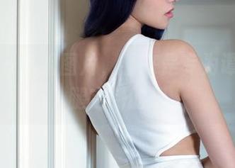 推女郎 – 这组图片，看来是专为谭冰的长腿定制的吧