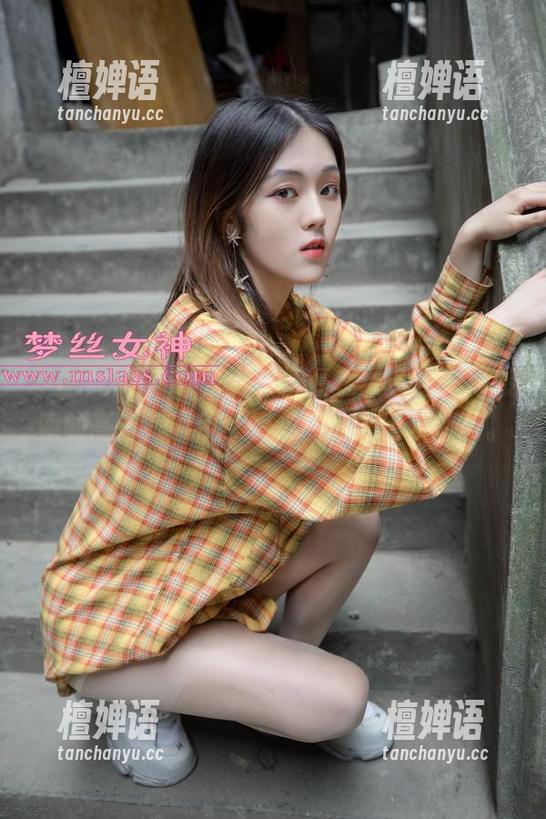 梦丝女神 - JK少女王娇娇在天台，图库搜索的高清好帮手，好想被这个场景迷住。