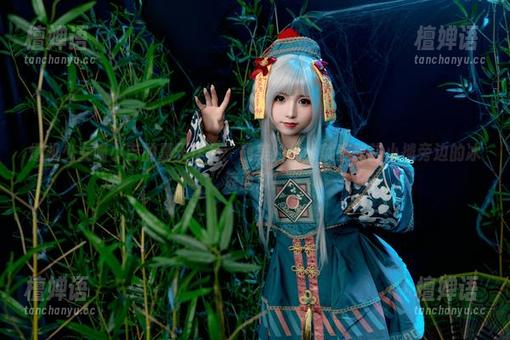 爆机少女喵小吉 爆机少女喵小吉的夏天作品:最美的cos就在路边小摊旁边的冰凉西瓜!