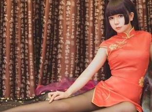 白金Saki真懂短裙的精髓，高清写真里透着一股子“我不怕你看”的自信。