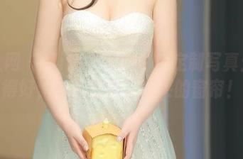 秀人网 – Mila嘟嘟的白色定制写真：拍得好，看着像极了新买的窗帘！