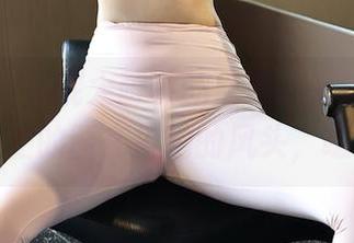 秀人网 – 米妮大萌萌的居家，不过我觉得墙上的画在抢她的风头，嗯？