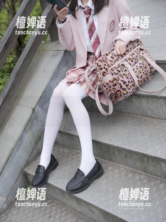 紧急企划 - 无处可逃的小恩私拍：裸足图集里的轻松感