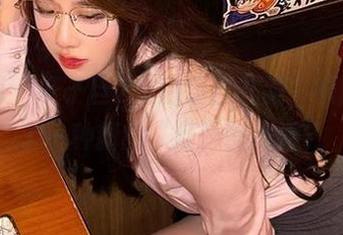 微密圈 – 轩子巨2兔的酒红礼服，原图开启了一种新的“红”的风潮？