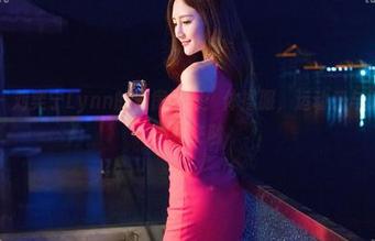 青豆客 – 刘奕宁Lynn的私房调调：体操服，运动感与慵懒感的微妙交融