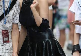 魔镜街拍 – 曼曼图包里的肉丝：莫名其妙，却又让人不断回味。