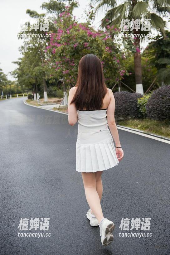 她的背影在魔镜街拍里，原图质量好得让人想收藏！